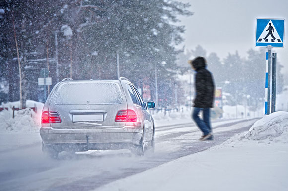 Wer bei Schnee und Matsch sicher unterwegs sein will, sollte bei seiner Winterbereifung eine Profiltiefe von vier Millimetern nicht unterschreiten.