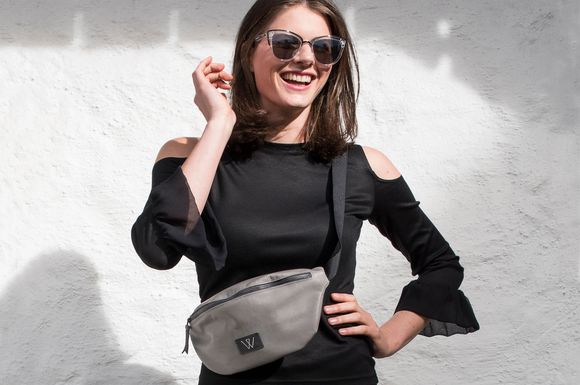 Egal ob locker um die Hüfte geschnallt oder wie eine "Body-Cross-Bag" um die Schulter getragen: Kaum eine andere Tasche bietet einen so großen modischen Handlungsspielraum wie eine Bauchtasche.