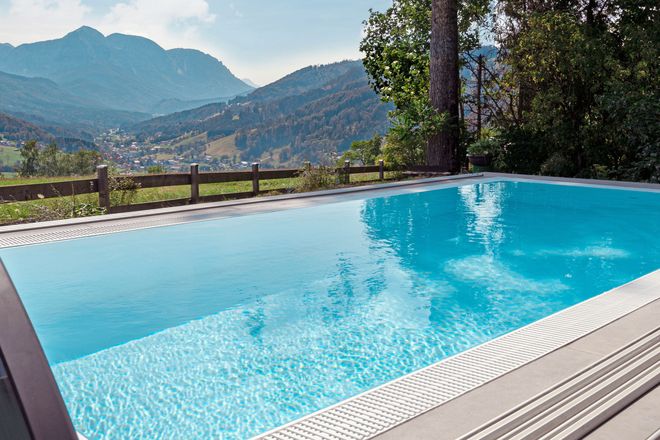 Bei einem Überlaufpool mit Infinity-Effekt reicht der Wasserspiegel bis zur Kante und läuft gleichmäßig über den Beckenrand in die ihn umlaufende Rinne. Auch einen solchen Pool gibt es als Komplett-Set.