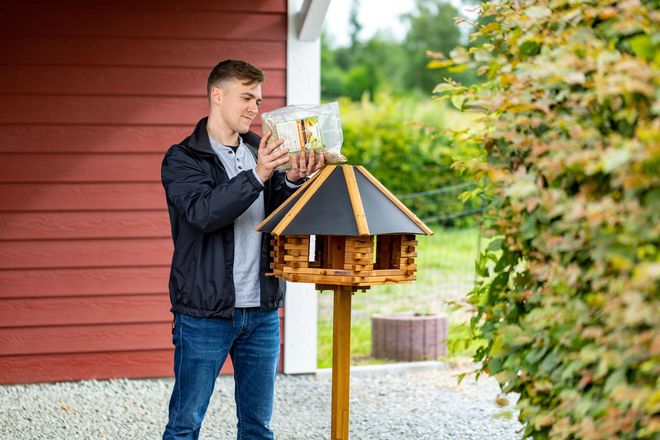 Ob rund oder eckig, ob Holz oder Edelstahl: Bei der Wahl des Vogelhauses entscheidet allein der persönliche Geschmack.