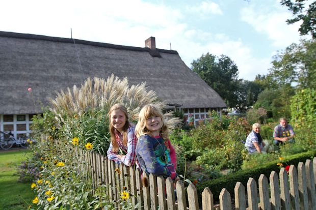 Im Alten Land am Elbstrom kann man das Landleben hautnah erfahren: bei Bauernhofferien, beim Urlaub auf dem Obsthof oder hoch zu Ross bei Ferien auf dem Reiterhof.