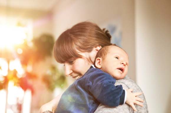 Auch in Glücksmomenten sollten junge Eltern weiterhin rational handeln - zumindest wenn es um die Ausgaben fürs Baby geht.
