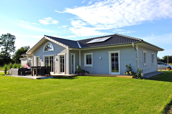 Das Wohnen auf einer Ebene, die Gestaltungsfreiheit und die attraktive Architektur eines Bungalows sind nicht nur bei Senioren beliebt, die Wert auf eine barrierefreie Ausstattung legen, sondern in jedem Alter.