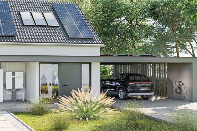 Eine intelligente Kombination aus Photovoltaikanlage, Speicher und Wallbox sorgt dafür, dass das E-Auto beinahe komplett aus der Kraft der Sonne geladen werden kann.
