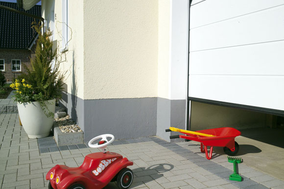 Mit einem Antrieb, der das Tor automatisch wieder hochfahren lässt, sobald es auf ein Hindernis trifft, lassen sich viele Unfälle und Sachschäden vermeiden.