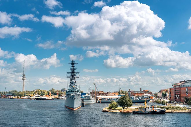 Eine Hafenrundfahrt zeigt den traditionsreichen Marinehafen und den JadeWeserPort von der Seeseite aus.