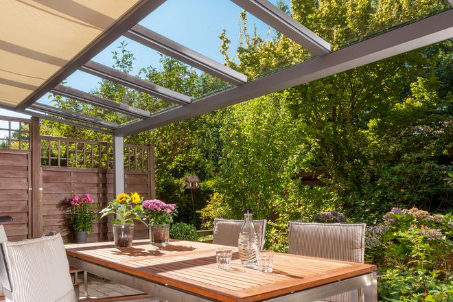 Gut behütet bei jedem Wetter: Mit einem soliden Glasdach wird die Terrasse zum vollwertigen Outdoor-Wohnzimmer.
