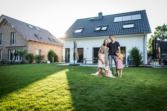Bauen auf Erbpachtland kann eine Alternative zum Hausbau auf eigenem Grund und Boden sein, weil zunächst das Grundstück nicht finanziert werden muss.