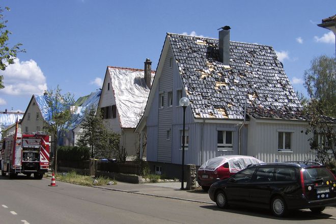 Heruntergefallene und lose Dachpfannen sind die sichtbaren Zeichen eines Sturmschadens. Noch gravierender sind oft die Folgen eindringender Feuchtigkeit.