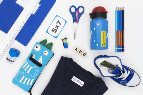 Selbstklebende Sticker auf Schulsachen und in Schuhen und Bügeletiketten auf der Kleidung helfen den ABC-Schützen, die eigenen Sachen zu erkennen.