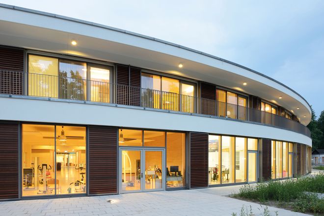 Hochmoderne Rehabilitationsarchitektur: Das Reha-Zentrum liegt direkt am Waldrand und beherbergt großzügige Therapieräume, moderne Appartements, einen ergotherapeutischen Kräutergarten und einen Parcours für Rollstühle.
