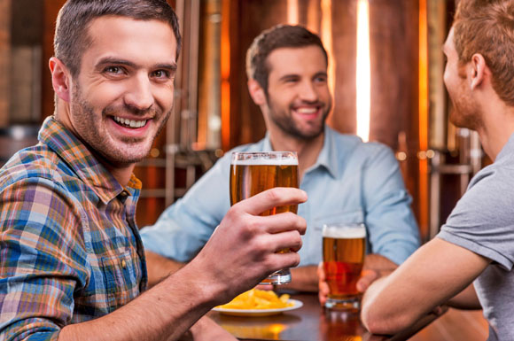 Endlich Feierabend: Beim Entspannungsbier denken Männer nicht an ihren Magnesiumhaushalt.