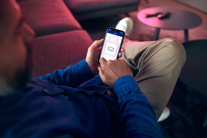 Die smarten Lichtfunktionen lassen sich unkompliziert per Smartphone-App steuern.