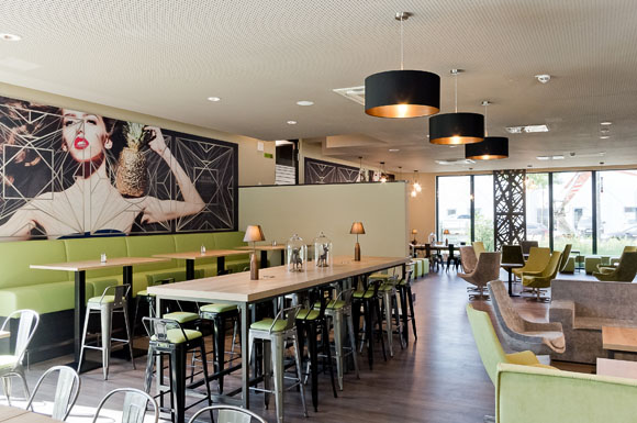 In der Hotellobby des SUPER 8 Munich City North können Gäste bequem ihre Ausflüge in München planen.