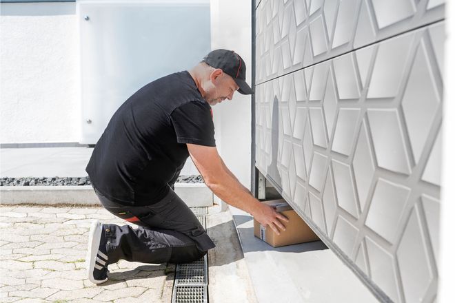 Eine Kurzzeit-Teilöffnung des Tors macht die Garage zum sicheren Paketdepot.