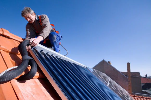Eine solarthermische Anlage lässt sich mit allen Wärmeträgern wie etwa einer Öl- oder Gasbrennwertheizung verbinden - bei jährlichen Energiekosten-Einsparungen von bis zu 40 Prozent.