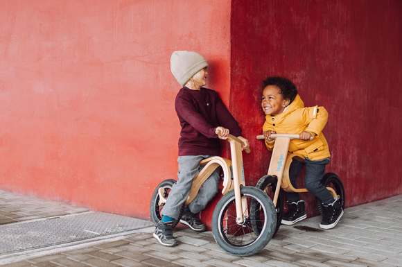 Gebaut für viele Abenteuer: Das Holzfahrrad ist für Kinder zwischen sechs Monaten und sechs Jahren geeignet und wächst einfach mit.