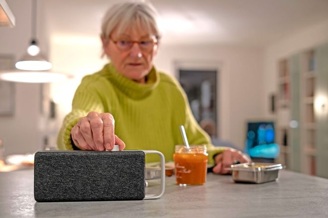 Selbstständig leben auch im Alter: Praktische Helfer wie ein Sprachverstärker unterstützen ein barrierefreies Wohnen.