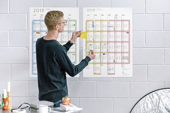 Ein Wandkalender mit den wichtigsten Daten und Terminen verleiht Halt, er bietet eine stabile Visualisierung.