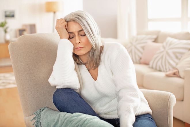 Ein Vitamin-B12-Mangel kann dazu führen, dass man sich ständig schlapp und müde fühlt.