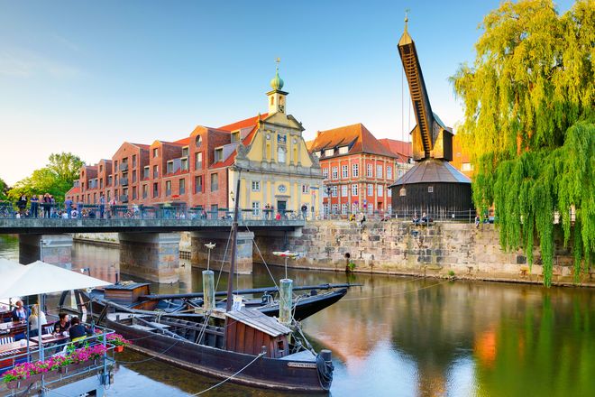 Der alte Salzkran im Hafen an der Ilmenau erinnert an Lüneburgs große Geschichte als norddeutsche "Salzhauptstadt".
