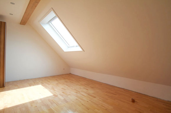 Nachher: Nach Ausbau und Dämmung: Unter dem Dach ist gemütlicher und behaglich warmer, neuer Wohnraum entstanden.
