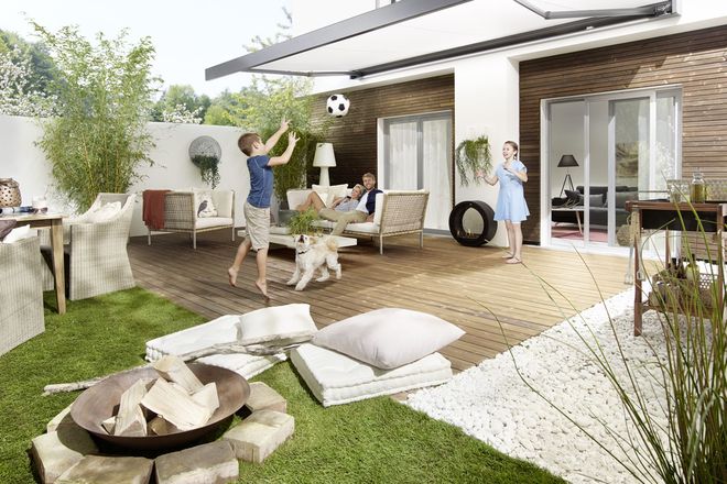 Das süße Nichtstun mit der Familie genießen: Die Terrasse avanciert in der warmen Jahreszeit zum Lieblingsort.