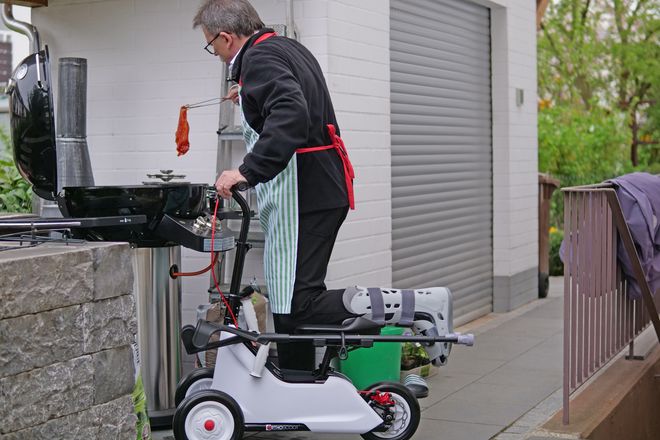 Grillen, Einkaufen, den Haushalt erledigen: Mit einem orthopädischen Roller lassen sich alltägliche Tätigkeiten trotz Fußverletzung gut bewältigen.