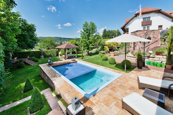 Ein Pool wertet jeden Garten auf. Mit Abdeckungen, Solarenergie, sparsamem LED-Licht und mehr kann der Hausbesitzer dafür sorgen, dass sich auch die laufenden Kosten in Grenzen halten.