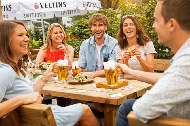 Ein kühles Pils und kleine kulinarische Köstlichkeiten: So entspannt genießen die Menschen den Sommer in der Außengastronomie.