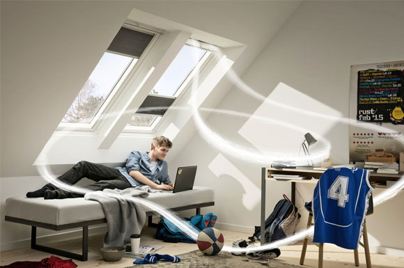 Ständig beschlagenen Dachscheiben lässt sich beispielsweise mit Fensterlüftern effizient entgegenwirken.