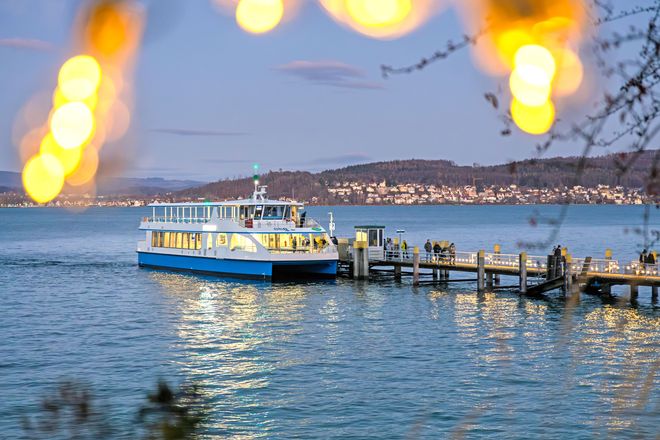 Mit dem E-Schiff geht es von Unteruhldingen und Meersburg zum „Christmas Garden“ auf der Insel Mainau.