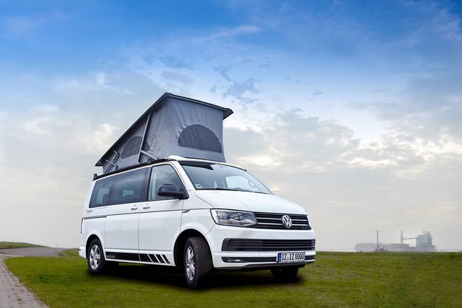 Wohnmobile und Camper benötigen wie jedes andere Kfz eine Haftpflichtversicherung, diese übernimmt aber lediglich Unfallschäden am fremden Fahrzeug. Darüber hinaus sollte man eine Teil- oder Vollkaskoversicherung abschließen.