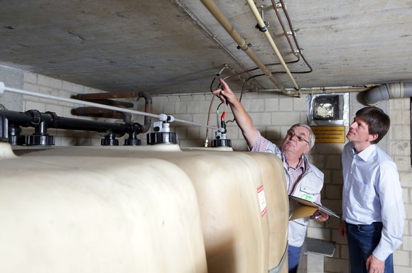 Für Heizöltanks jenseits der 30 Jahre wird eine visuelle Überprüfung durch einen zertifizierten Gutachter oder eine Tankbegutachtung durch einen Kunststoffexperten empfohlen.
