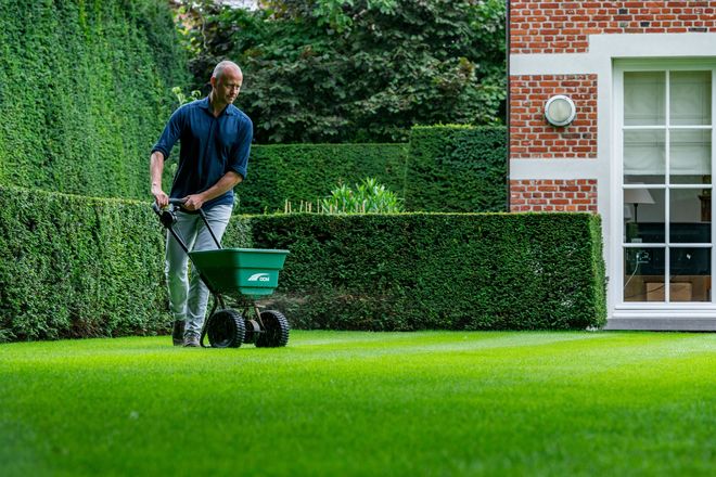 Der ideale Start in die Gartensaison: Für die warme Jahreszeit braucht der Rasen die passenden Pflegeeinheiten.