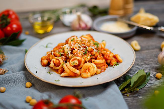 Frische Kräuter, milder Knoblauch, aromatische Tomaten und Olivenöl geben der Pasta e Ceci die mediterrane Note.