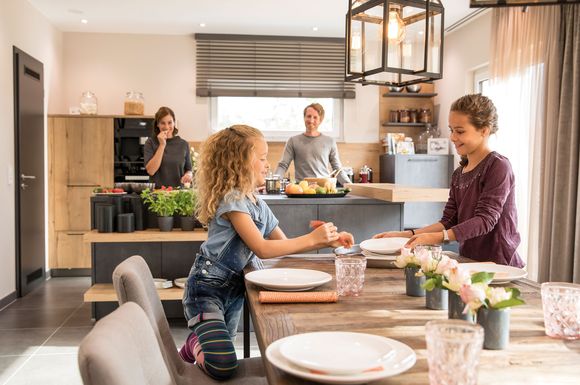 Wer beim Hausbau den Grundriss und die Größe seiner Räume umsichtig plant, fühlt sich in seinem Zuhause dauerhaft mit der ganzen Familie wohl.