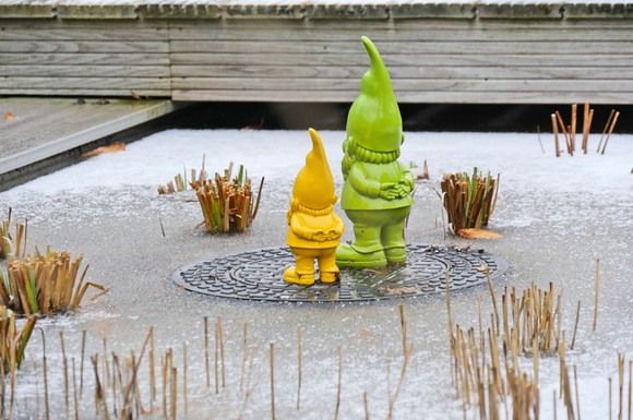 Ein Schwimmteich bereichert den Garten nicht nur im Sommer. Auch in der kalten Jahreszeit wird das Biotop etwa mit einer Eisschicht zum optischen Mittelpunkt im Außenbereich.