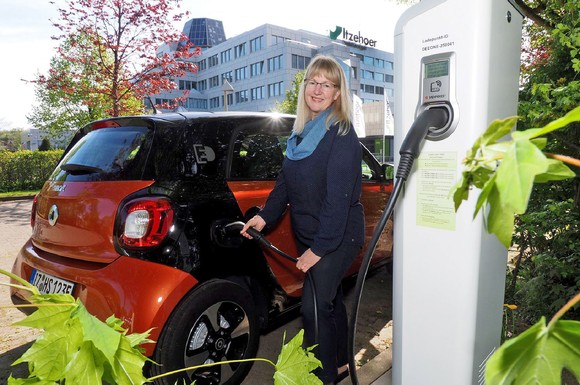 Heike Scheerer war die erste Kundin an der neuen E-Ladestation vor der Hauptverwaltung der Itzehoer Versicherungen.