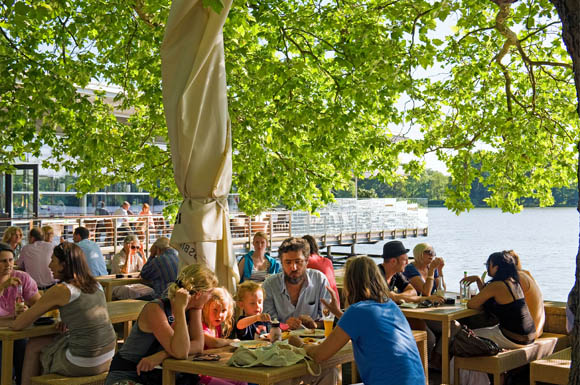 Die Biergärten am Ufer des Maschsees bieten schattige Plätze mit guter Aussicht.