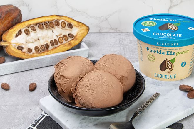 Veganes Schokoladeneis soll nicht nur richtig schokoladig schmecken, sondern auch genauso cremig sein wie sein Milch-Vorbild.