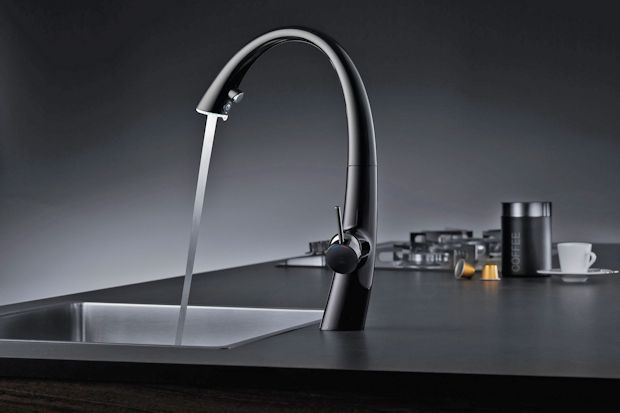 LED-Leuchten in der Küchenarmatur setzen das Element Wasser spannend in Szene.