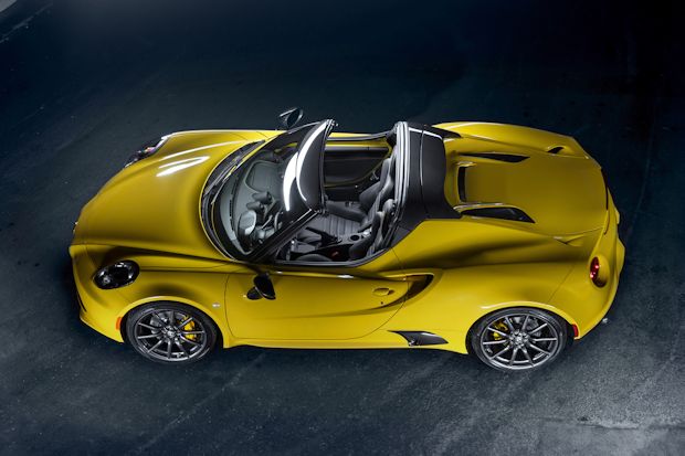 Der vier Meter kurze, rund eine Tonne leichte Alfa Romeo 4C Spider kommt im Sommer 2015 auch nach Deutschland.