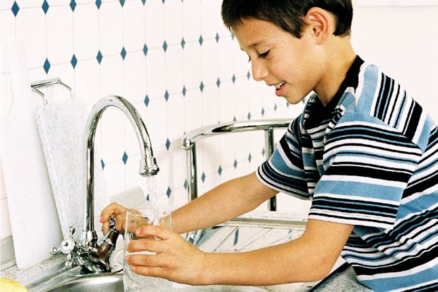 Deutsches Trinkwasser: Grenzwerte nur selten überschritten - Nitrat könnte Kostentreiber für manche Wasserwerke werden.