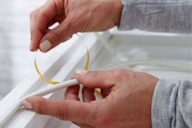Energiesparen auf einfache Weise: Dichtungsstreifen verringern unangenehme Zugluft durch alte Fenster.