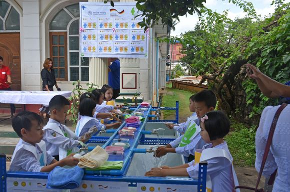 Handwaschanlagen an Schulen, wie hier in Myanmar, sind ein wichtiger Schritt zu mehr Hygiene.