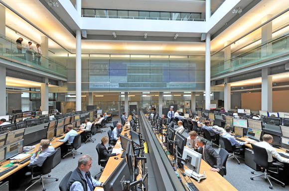Die Börse - hier im Bild der Handelssaal der Börse Stuttgart - muss kein Buch mit sieben Siegeln sein. Finanzwissen lässt sich relativ bequem erwerben.