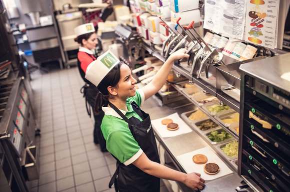 Die Bundesbürger schätzen das gewohnte Ambiente der Restaurants und das vertraute Angebot an Speisen und Getränken in der Systemgastronomie. Die Konsumenten wollen aber auch wissen, woher das Fleisch für die Burger stammt.