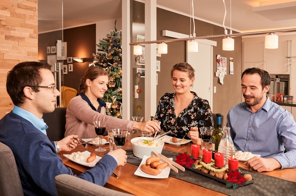Ein Essensritual wird an Heiligabend von vielen Bundesbürgern innig gepflegt: Mit Abstand am häufigsten kommen an diesem Tag Würstchen mit Kartoffelsalat auf den Tisch.