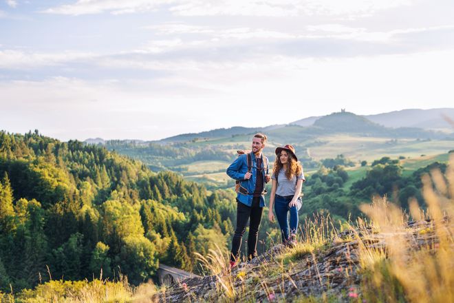 Im Mittelpunkt des Wanderns steht die Naturverbundenheit, das Entdecken von Neuem, das Vergessen des Alltags - und bei sehr vielen Menschen auch die Romantik zu zweit.